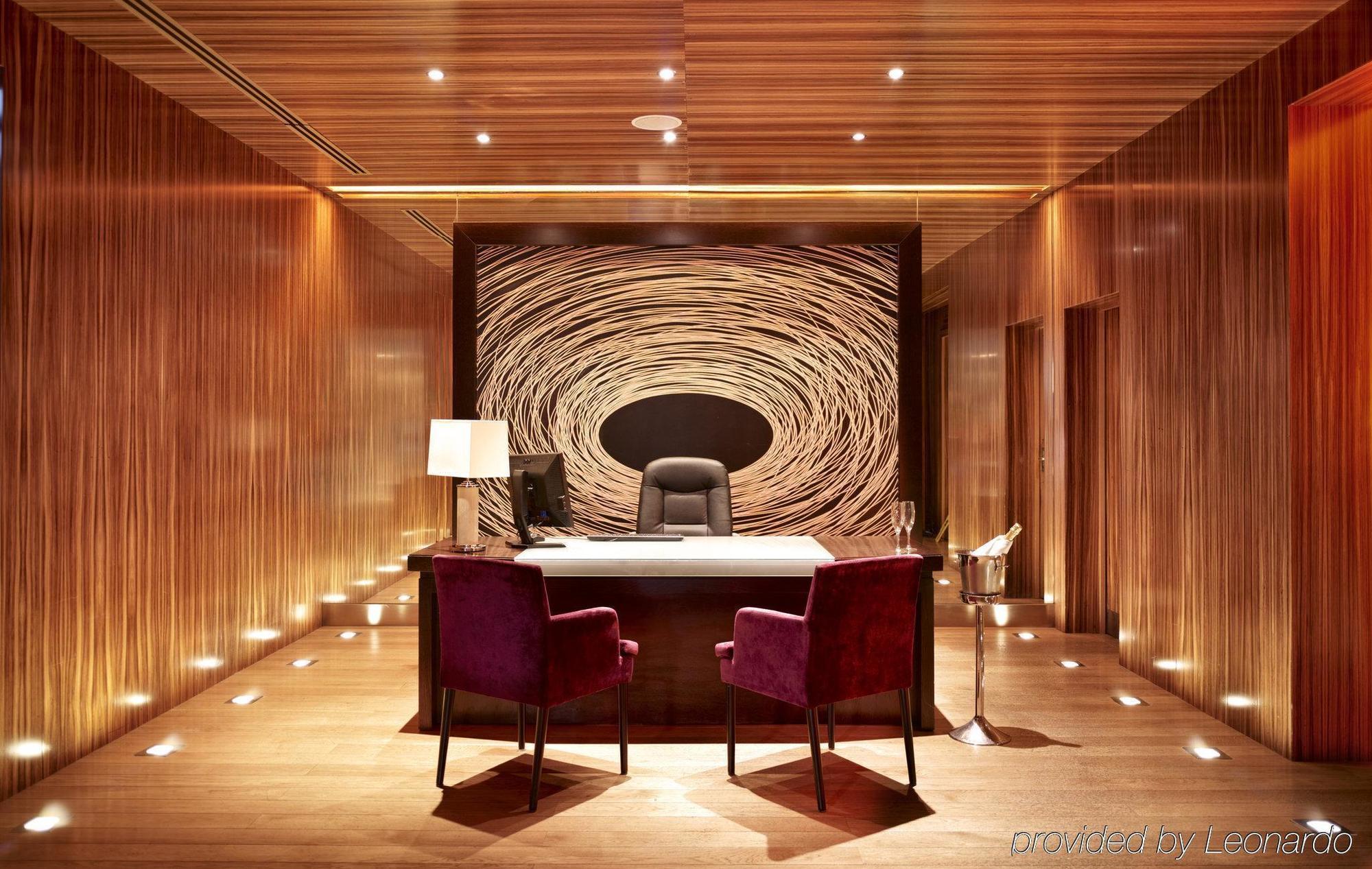 Plaza On The River London Dalaman gambar The Concierge