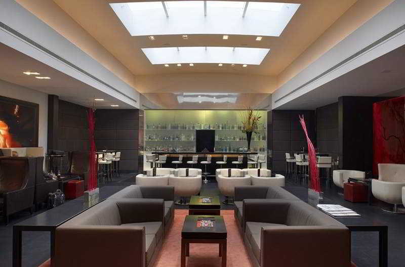 Plaza On The River London Restoran gambar The lounge at the airport
