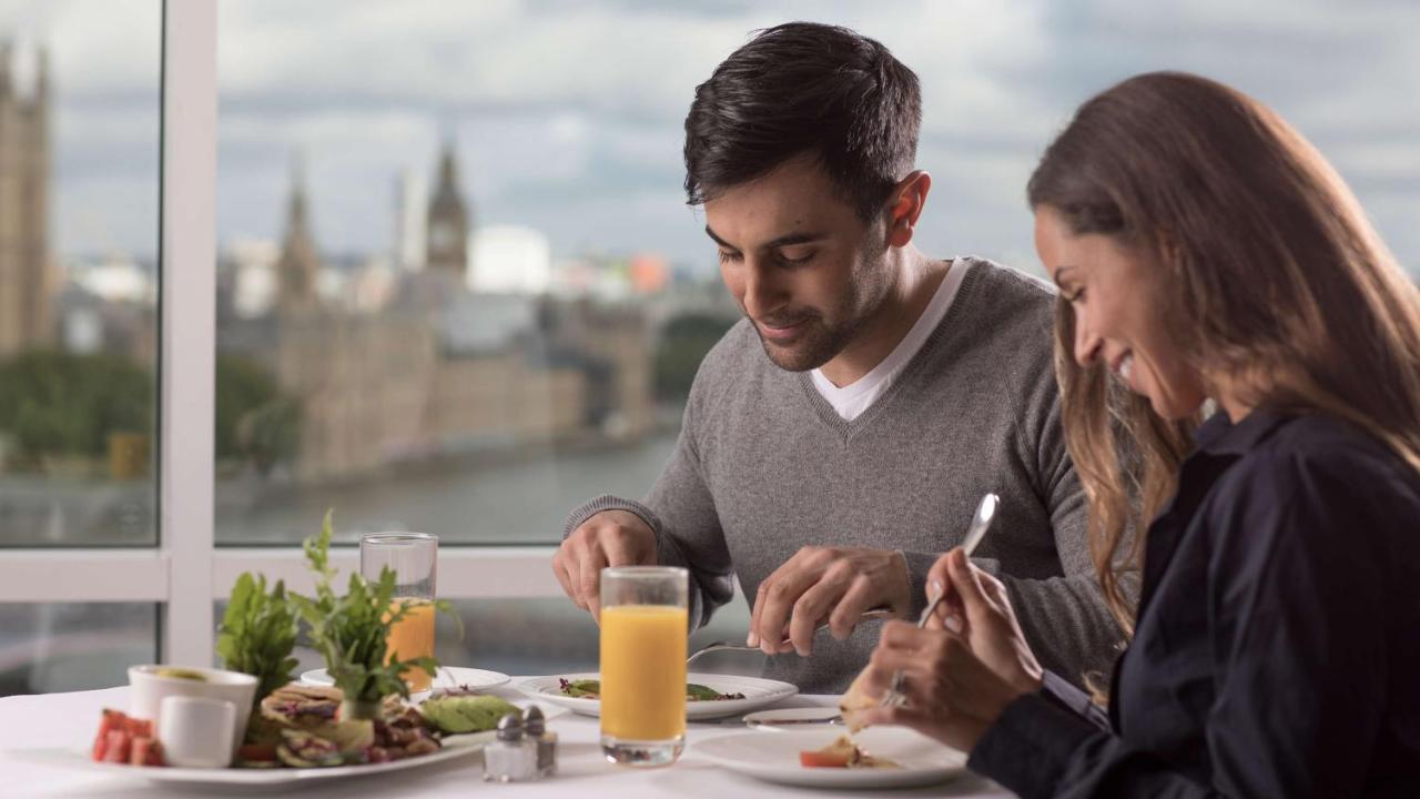 Plaza On The River London Luaran gambar A couple dining at the restaurant