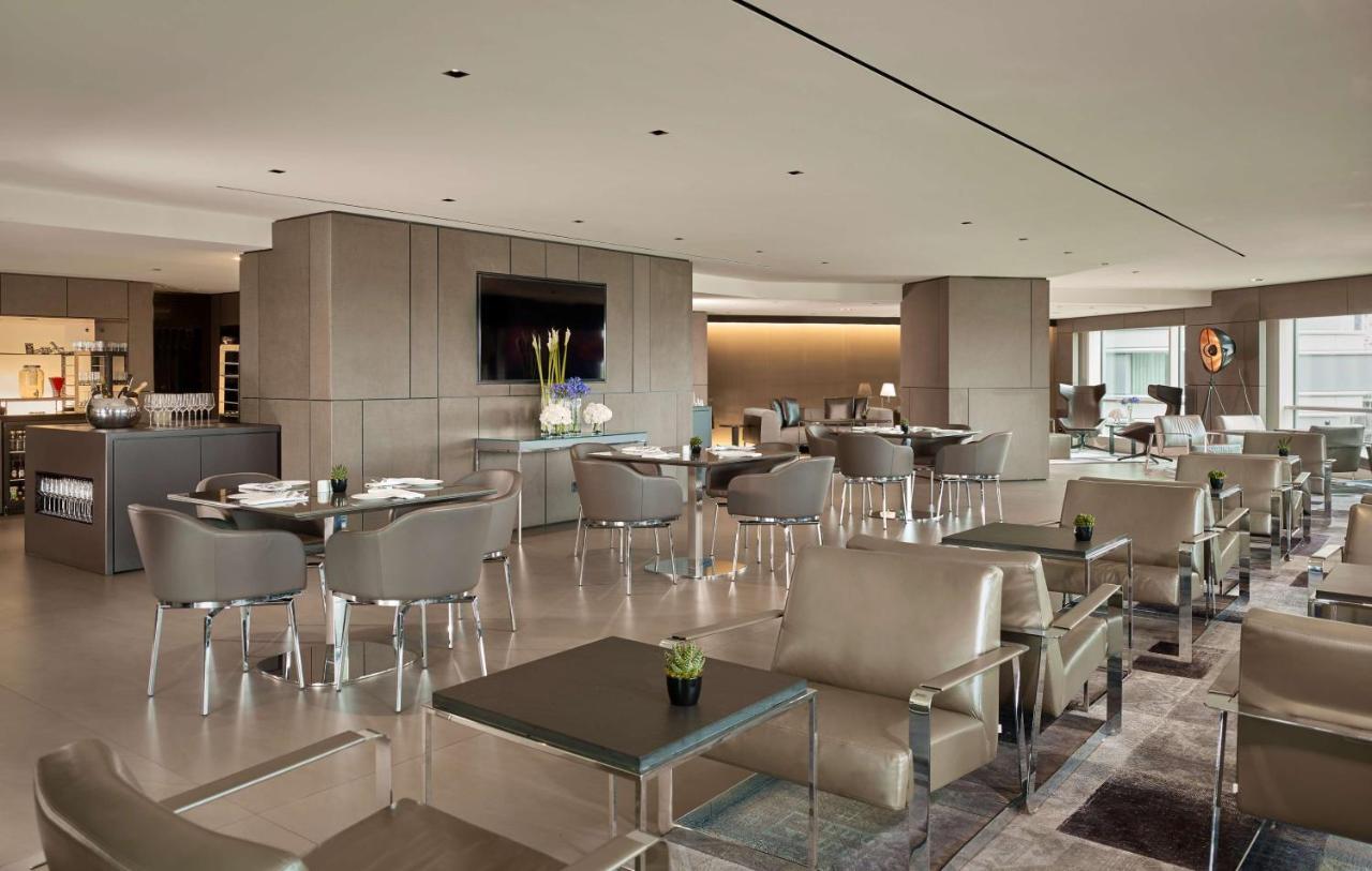 Plaza On The River London Luaran gambar The Club lounge at London Heathrow Airport